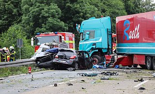 In den Unfall waren neben dem Lkw drei weitere Fahrzeuge verwickelt. - Foto: Alex Talash/dpa
