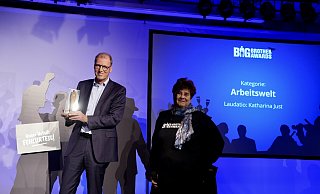 Ingo Behrens, Präsident des Verwaltungsgerichts Hannover, nimmt den Preis von Rena Tangens entgegen. - Peter Unger