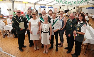 Ehrungen und Auszeichnungen: Karl-Heinz Gollmer (v.l.), Uwe Wacker, Beate Dicks, Ulrich und Hildegard Brünger, Laura Gotzmann, Kilian Janßen, Varinia Delskamp, Heinz Hägerbäumer und Frauke Opitz. - Stefanie Boss