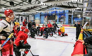 Scharren schon mit den Kuven: Trainer Jeff Job (r.) und seine Mannen bereiten sich auf den Saisonstart am 6. November vor. - Yvonne Gottschlich