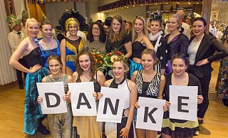 Mit großen Lettern bedanken sich die Formation "Take Drive" um die Initiatorin Sabine Viedt-Kühn und an die aktuelle Trainerin und Tochter Lisanne Kühn für die Auszeichnung mit dem Bumerangorden. - Marc Schriegel