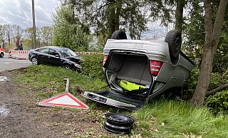 Der Mercedes landete nach der Kollision auf dem Dach und hatte zuvor ein Verkehrszeichen aus der Verankerung gerissen. - Gabriele Grund