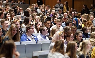 Nach dem Studium oder der Lehre will aktuell die Generation Z auf dem Arbeitsmarkt durchstarten, doch die Krise erschwert den Start. - picture alliance