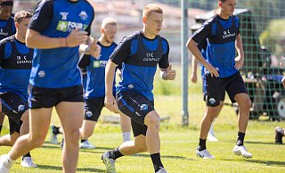 SCP-Neuzugang Laurin Curda will sich nicht nur bei den Dehnübungen mächtig strecken, um in Paderborn den Durchbruch im Profifußball zu schaffen. - Oliver Krato