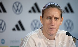 Ersatztorhüterin Berger hofft, bei einem möglichen Elfmeterschießen eingewechselt zu werden. - Sebastian Christoph Gollnow/dpa