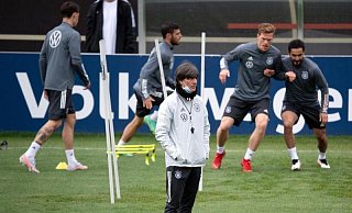 Bundestrainer Joachim Löw beobachtet das letzte Training in Seefeld. - Foto: Federico Gambarini/dpa