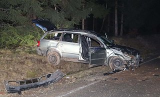 Der total beschädigte VW Passat nach Verkehrsunfall auf der K26 bei Willebadessen. - Kreispolizei Höxter