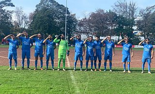 Ein Foto, das für Aufsehen sorgt: Die erste Mannschaft des FC Türk Sport salutierte vor dem sonntäglichen Bezirksliga-Spiel gegen den FC Augustdorf nach dem Vorbild der türkischen Nationalmannschaft. Eine Geste, die durchaus sportstrafrechtliche Folgen haben könnte. - Privatfoto