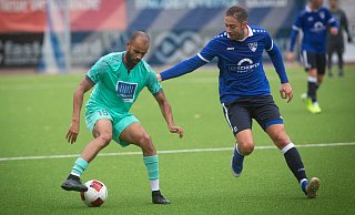 Im Top-Spiel attackiert Jöllenbecks Ole Schürmann (r.) Jacob Jones vom SCB. - Mueller