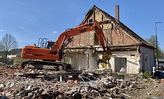 Ein Bagger räumt das historische Haus an der Löhner Straße in Hiddenhausen ab, hier eine Rückansicht des Gebäudes. - Alexander Jenniches