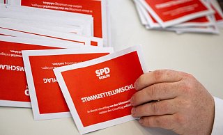 Bei der Stichwahl zum SPD-Parteivorsitz traten Martin Hikel und Nicola Böcker-Giannini gegen Kian Niroomand und Jana Bertels an. - Monika Skolimowska/dpa