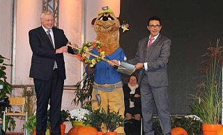 Christoph Landscheidt (rechts) überreicht den Landesgartenschau-Spaten an Daniel Hartmann. - Stefan Büschken