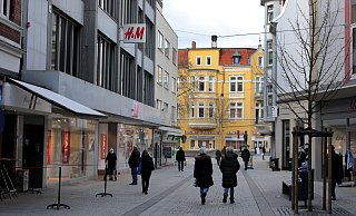 Der Herford-Plan soll insbesondere die besten Einzelhandels-Lagen der Innenstadt stärken. Zum H&M-Gebäude (links), das das Unternehmen verlassen will, steht die Stadt in konkreten Verhandlungen. - Frank-Michael Kiel-Steinkamp