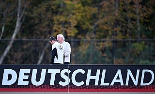 Sportdirektor Rudi Völler (r) spricht am Rande eines Trainingsplatzes mit Torwarttrainer Andreas Kronenberg. - Federico Gambarini/dpa