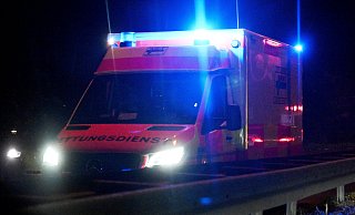 Ein Notarzt-Team eilte zur Unfallstelle. - picture alliance / Jens Niering