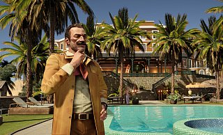 Ein Hauch von Nostalgie: Der berühmte und beste Detektiv der Welt, Hercule Poirot, genießt in „Agatha Christie: Tod auf dem Nil“ die luxuriöse Kulisse einer Villa in den 1970er Jahren. - Microids