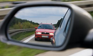 Ähnlich wie auf diesem nachgestellten Bild muss die 20-jährige Zeugin aus Bramsche die Situation auf der A30 wahrgenommen haben, bevor sie rechts überholt wurde. - picture alliance / dpa