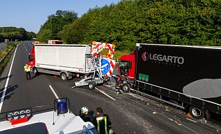 Bei dem Unfall auf der A2 bei Veltheim hat der polnische Lkw den Sicherungswagen für die Baustelle quer über die Fahrbahn geschoben. Am Schadensbild ist die Wucht des Aufpralls zu sehen. - Feuerwehr Porta/Michael Horst