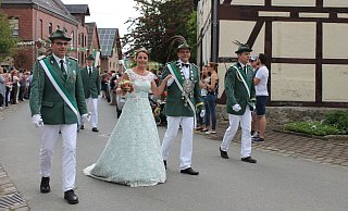 Im Mittelpunkt: Das Königspaar Thomas und Maria Behler beim Festumzug durch Erkeln. Die St.-Petrus-Schützenbruderschaft eröffnete den Reigen der Feste im Kreis Höxter – und wurde von zahlreichen Zuschauern bejubelt. - Manuela Puls
