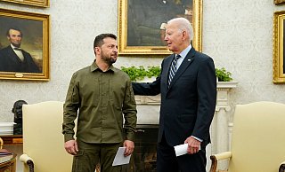 US-Präsident Joe Biden (r) trifft seinen ukrainischen Amtskollegen Wolodymyr Selenskyj im Oval Office des Weißen Hauses. - Evan Vucci/AP/dpa