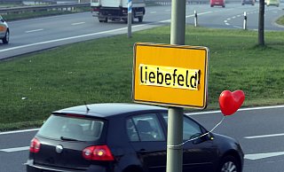 Witzige Aktion: Etliche Ortsschilder waren überklebt worden. - Wolfgang Rudolf