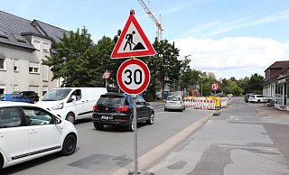 Eng wird es auf der Hauptstraße derzeit. Der aus Rheda kommende Verkehr hat an den Baugruben Vorfahrt. - Marion Pokorra-Brockschmidt