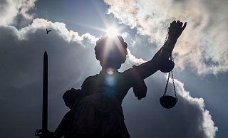 Das Schöffengericht Minden verurteilte den Hüllhorster jetzt wegen erneuten Besitzes und Tauschs von kinderpornografischen Bildern zu einem Jahr und zwei Monaten Haft. - picture alliance / dpa