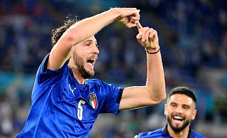 Italiens Manuel Locatelli (l) freut sich über seinen Treffer. - Alfredo Falcone/LaPresse/AP/dpa