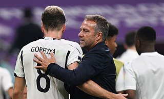 Bundestrainer Hansi Flick (r) umarmt nach dem Spiel Leon Goretzka. - Federico Gambarini/dpa