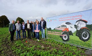 Zeigen das Plakat der Landwirte auf dem Hof Mettenbrink in Herford-Elverdissen: Hermann Dedert, Michael Stücke, Friederike Detering, Karl-Heinz Paschetag, Jochen Höner, Angelika Riso-Paschetag, Jobst Richter, Ursula Mettenbrink, Georg Mettenbrink. - Christina Römer