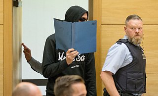 Der Angeklagte Jörg W. betritt einen Sitzungssaal im Landgericht in Begleitung eines Justizbeamten.  - picture alliance/dpa