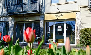 Die Türen bleiben zu: Das Café Koberstein muss wie alle Gastronomiebetriebe in Paderborn derzeit geschlossen bleiben. Für die Inhaberin und ihre Mitarbeiter eine schwierige Situation. - Lena Henning