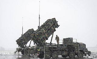 Ein Bundeswehr-Soldat steht Anfang April auf einem Anhänger mit Abschussrampen für Lenkflugkörper des Patriot-Luftabwehrsystems auf einem schneebedeckten Feld im südosten Polens. - Sebastian Kahnert/dpa