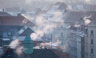 Unterhändler des Europaparlaments und der EU-Staaten haben sich im Kampf gegen den Klimawandel auf strengere Anforderungen an die Energieeffizienz von Gebäuden geeinigt. - Jan Woitas/dpa-Zentralbild/dpa