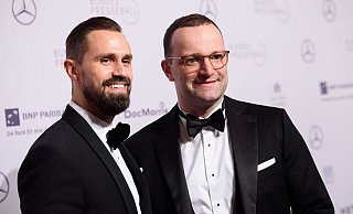 Jens Spahn (r.) und sein Ehepartner Daniel Funke im November 2018 beim 67. Bundespresseball im Hotel Adlon. - Gregor Fischer/dpa