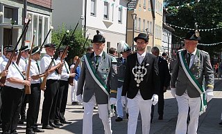 Der neue Schützenkönig Max Menne bei der Abnahme der Front während der Parade auf dem Marktplatz. Begleitet wird er von den Dechanten Dirk Kreuzburg und Rudi Beine. - Manuela Puls