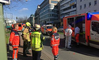 Rettungskräfte in Schutzanzügen befinden sich am Einsatzort. - Christian Mathiesen
