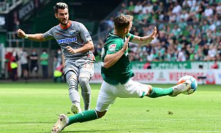 Robin Yalcin (l.), der hier vom Bremer Niklas Schmidt nicht am Torschuss gehindert werden kann, kam am Sonntag zu seinem ersten Pflichtspiel-Einsatz für den SC Paderborn. - Witters