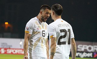 Visar Musliu (l.) jubelt mit dem Torschützen Jani Atanasov über Nordmazedoniens 1:0-Treffer in Riga. - Imago Images