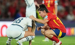 Die Siegerinnen zeigen Mitgefühl: Spaniens Lucia Garcia (r) tröstet Viola Calligaris. - Alessandra Tarantino/AP/dpa