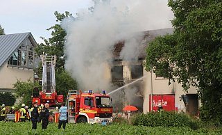 Qualm dringt auf dem Wohnhaus an der Werther Straße in Enger. - Ekkehard Wind
