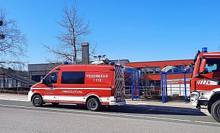 Die Feuerwehr Nieheim rückte mit zahlreichen Fahrzeugen zur Grundschule an, um das Gebäude zu evakuieren. - NW
