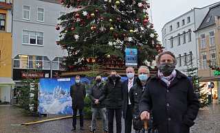 Die Hauptsponsoren freuen sich, dass der Weihnachtsbaum auf dem Alten Markt auf so große Resonanz stößt. - Frank-Michael Kiel-Steinkamp