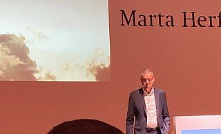 Peter Bofinger spricht vor dem Publikum im einem gut besuchten Marta-Forum über die Situation der Wirtschaft und die Erwartungen, die ihre Vertreter nach seiner Einschätzung haben können. - Corina Lass
