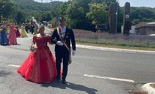 Schützenkönig, Dennis Schobert (31) und Isabell Brune-Brockmeyer (34) wurden während des Umzugs von allen Seiten gefeiert. - Sophia Bruch