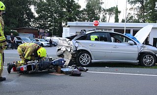 Ein Auffahrunfall löst die Kollision mit dem Motoradfahrer aus. - Feuerwehr Delbrück
