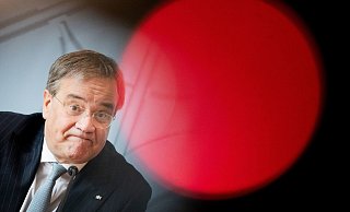 Eigentlich hatte sich Armin Laschet vorgenommen, früh aus den Corona-Maßnahmen auszusteigen. - picture alliance/dpa