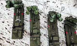 Das vom Pressedienst des russischen Verteidigungsministeriums zur Verfügung gestellte Foto zeigt Einheiten des Luftabwehrsystems S-400 während der militärischen Übungen «Union Courage-2022» in der Region Brest in Belarus. - Foto: Uncredited/Russian Defense Ministry Press Service/AP/dpa