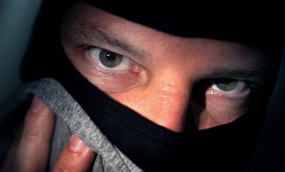 Ein maskierter Räuber hat den Kiosk überfallen. - Sarah Jonek