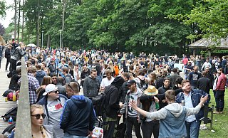 Ein Bild aus der Vergangenheit: Am Vatertag 2019 drängten sich im Sielpark 1.000 und mehr vornehmlich junge Menschen. - Benjamin Büschenfeld | Sportfoto-OWL.de